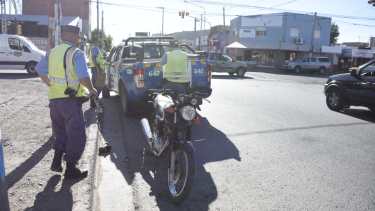 La moto fue embestida por el colectivo. El conductor tuvo fracturas en una pierna. (Foto: Juan Thomes.-)