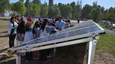 Los paneles se instalaron a nivel del piso para concientizar sobre el uso de energías limpias. (Foto: gentileza)