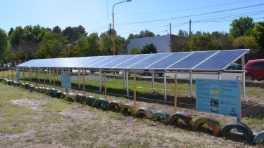 Los paneles se instalaron a nivel del piso para concientizar sobre el uso de energías limpias. (Foto: gentileza)