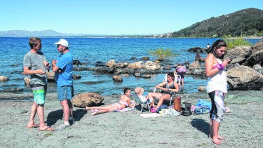 Las playas de Bariloche volvieron ayer a ser la atracción del turismo que se anticipó a enero y ya está en la cordillera. Foto: Marcelo Martínez