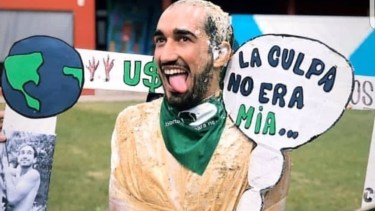 El repudiable «festejo» de un recibido: se disfrazó de víctima de femicidio