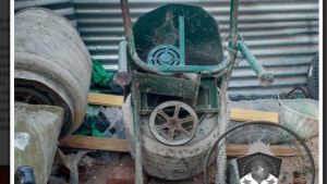 Robó una hormigonera y una carretilla, pero dejó rastros