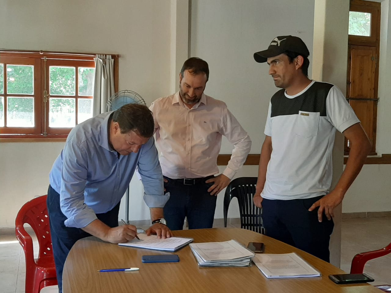 El gobernador, Alberto Weretilneck renovó el contrato para los consorcios de riego y drenaje del Alto Valle. Foto: Gentileza