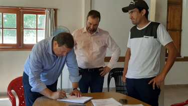 El gobernador, Alberto Weretilneck renovó el contrato para los consorcios de riego y drenaje del Alto Valle. Foto: Gentileza