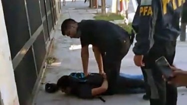 Un hombre entró a robar en una peluquería de Cipolletti, redujo a los clientes y cuando se fue lo atrapó personal policial. Foto: gentileza Miguel Parra