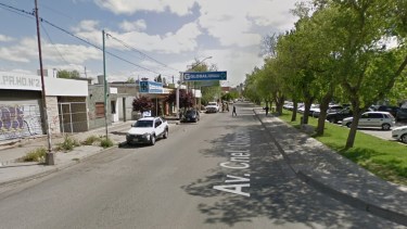 El hombre fue hallado dentro de una farmacia ubicada en la avenida Olascoaga al 1000. (Captura).-