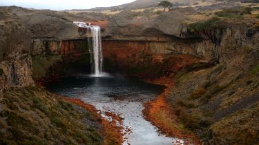 La cascada Salto del Agrio cuenta con 45 metros de altura. 