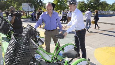 El intendente Guillermo Monzani se puso el casco y se animo a la bicicleta. Fabián García lo acompaña. Foto prensa municipalidad de Neuquén