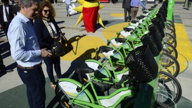 En el parque central se inauguró una estación de las bicicletas gratuitas. 