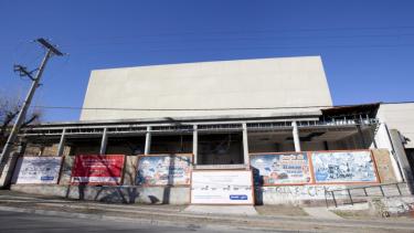 El paso del tiempo se nota en la construcción de avenida Argentina.