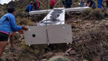 Instalan una cruz en el cerro Michacheo que pesa una tonelada