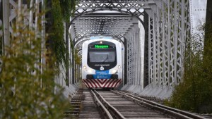 Buscan soluciones contra los choques al puente del tren