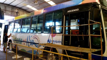 Las unidades del servicio hacia los balnearios llevan la frase: "verano en el río". (Gentileza).-