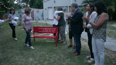 El banco fue colocado en el jardín de la Delegación Municipal. Foto: Pablo Leguizamon