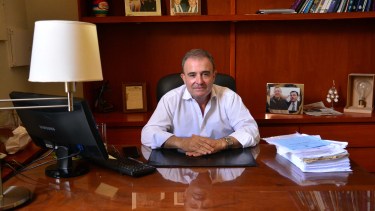 Pesatti agarra la escoba en  Viedma: orden y limpieza
