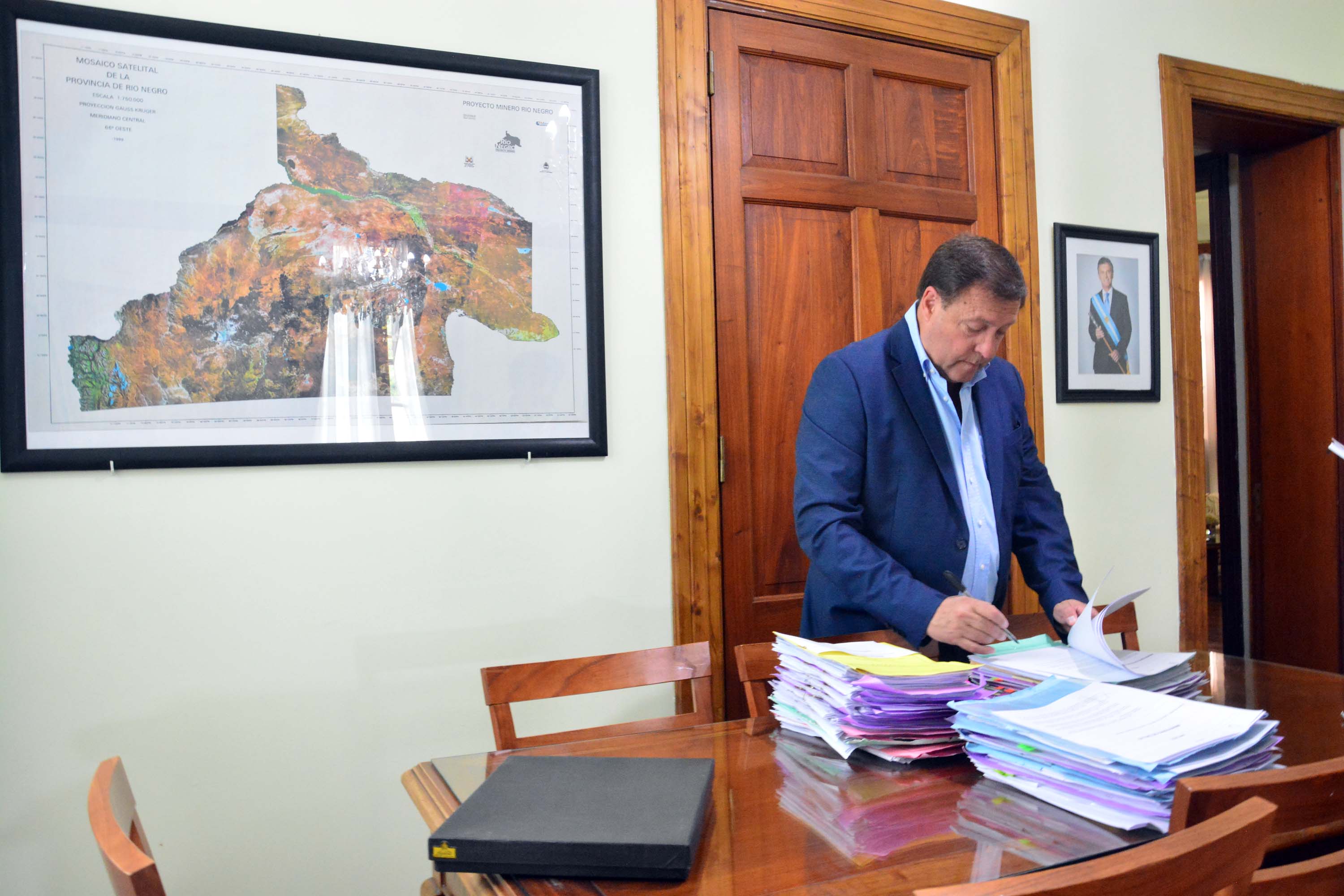 El gobernador durante sus últimas horas en su despacho. Foto: Marcelo Ochoa.