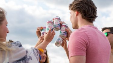 Los vinos en lata llegan con todo este verano para competir contra la cerveza