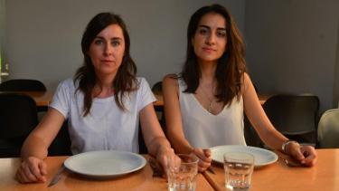 Claudia Albrecht y Florencia Demarchi dejaron de comer canasta básica por riesgos para su salud. Foto: Diario La Voz. 