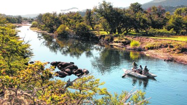 La pesca embarcada, por el río Aluminé y otros lagos increíbles, se hace a bordo de balsas especiales. 