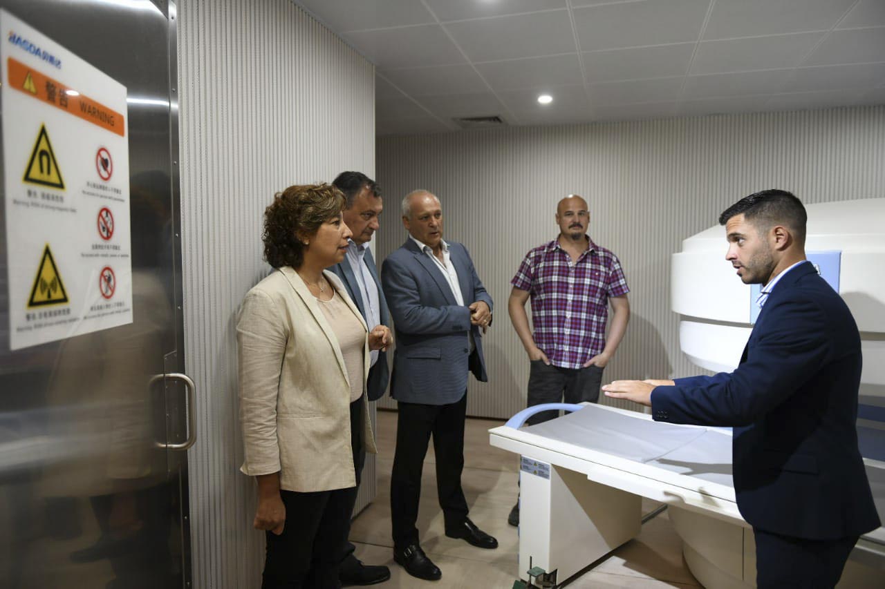 La gobernadora Arabela Carreras presentó el nuevo resonador para el hospital zonal. Foto: gentileza