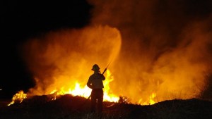 Controlan incendio de campos en la zona de Guardia Mitre