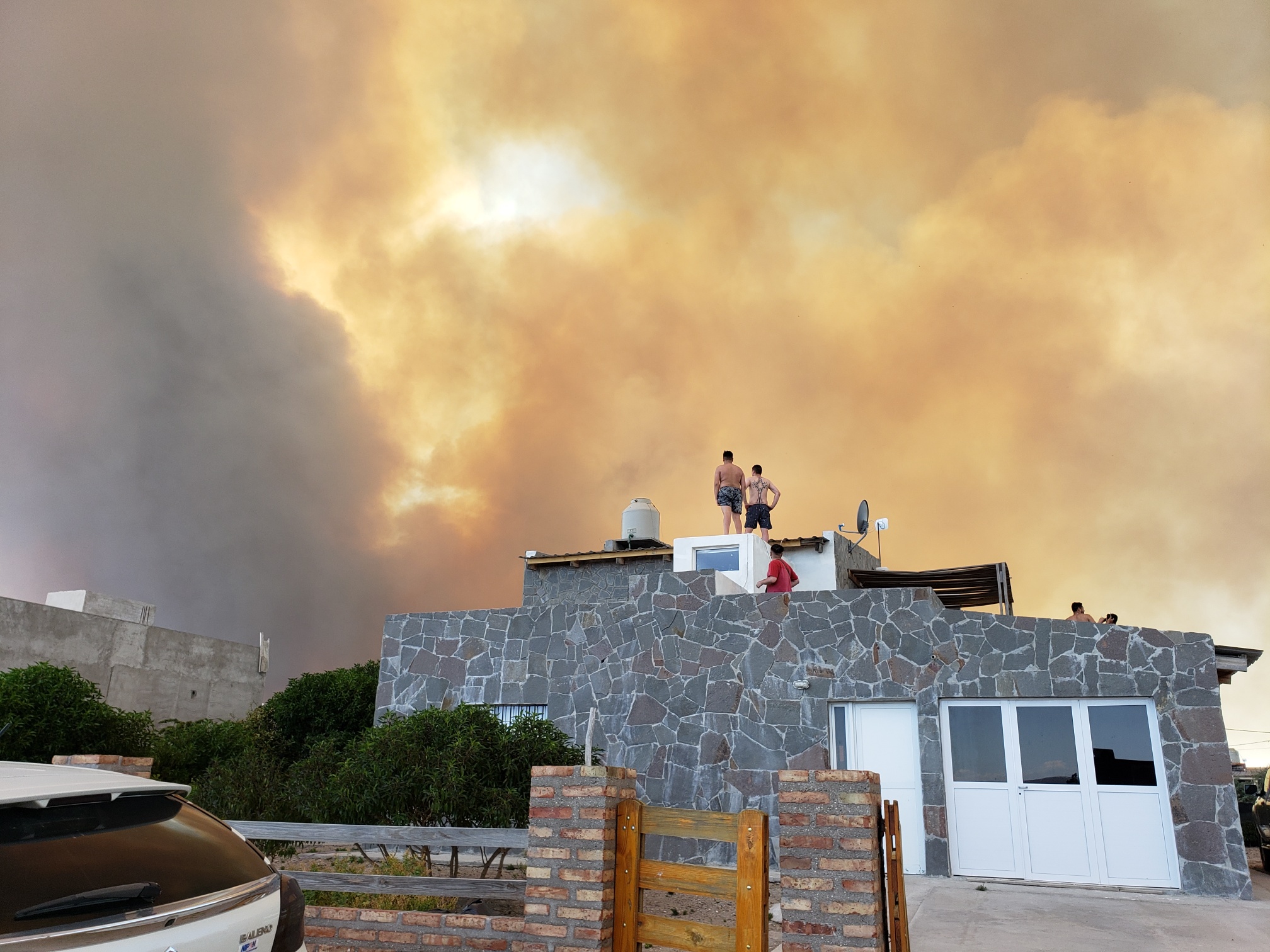 El humo rodea parte del balneario, y comenzó la evacuación en algunos barrios. (Foto: Martín Brunella)