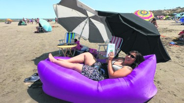 las grutas verano zona de juegos turistas gente de vaciones