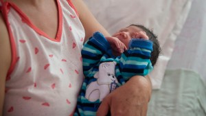 Lauro, el primer bebé del año en Río Negro, es hincha de Boca