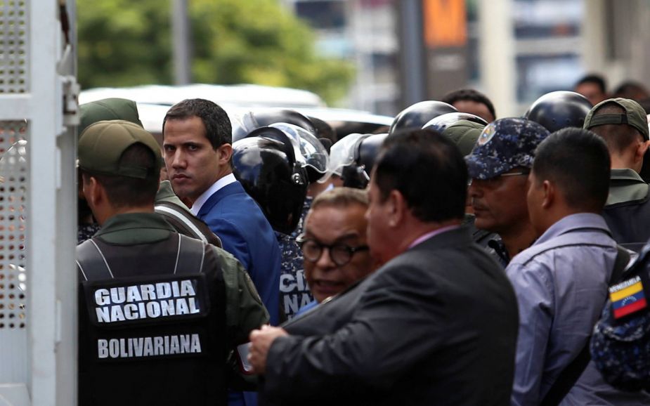 Guaidó, en las inmediaciones de la Asamblea Nacional, controlada por militares.  Foto: REUTERS.-