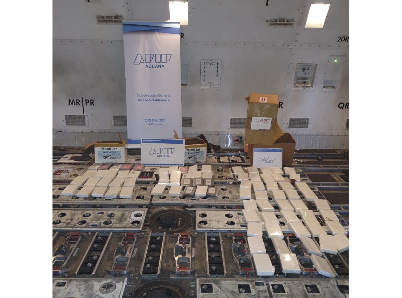 Al menos 84 kilos de cocaína fueron secuestrados en el interior de la bodega de un avión de la empresa KLM Cargo que estaba a punto de despegar - Foto: Agencia Télam.
