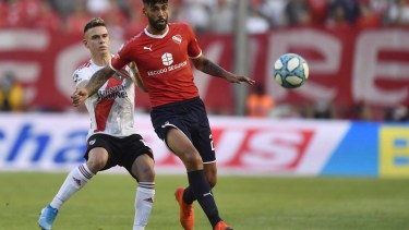 Santos Borré hizo los dos de River y Alexander Barboza se fue expulsado. (Foto/Télam)