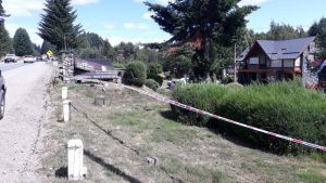 Villa la Angostura: motociclista chocó un cartel y murió