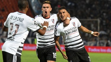 Matías Suárez aprovechó un centro del uruguayo De La Cruz y adelanta a River ante el Tomba. (Foto/Télam)