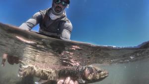 Buscaban nuevos lugares de pesca y mirá los paraísos que encontraron en el norte neuquino
