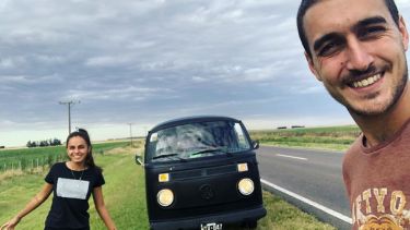 80 km/h es la velocidad máxima de la combi 88. “Era negra, bien roquera”, recuerda ella. La trajeron andando desde Buenos Aires. ¿Querés seguirlos en las redes? Soltar y viajar.