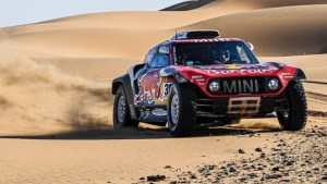 Peterhansel presenta batalla en el Dakar
