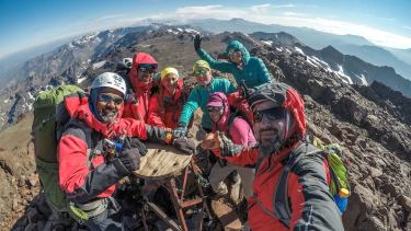 Desde la cumbre se visualiza el volcán Tromen, las lagunas de Epulafquen, el Domuyo y la cordillera de los Andes.