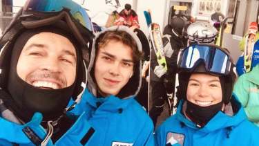 Morena Arroyo Mora y Dante Vera, dos de los integrantes de la delegación de Argentina, junto a uno de los entrenadores. Gentileza.