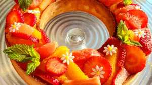 Osvaldo Gross propone una tarta de pomelo rosado y frutillas