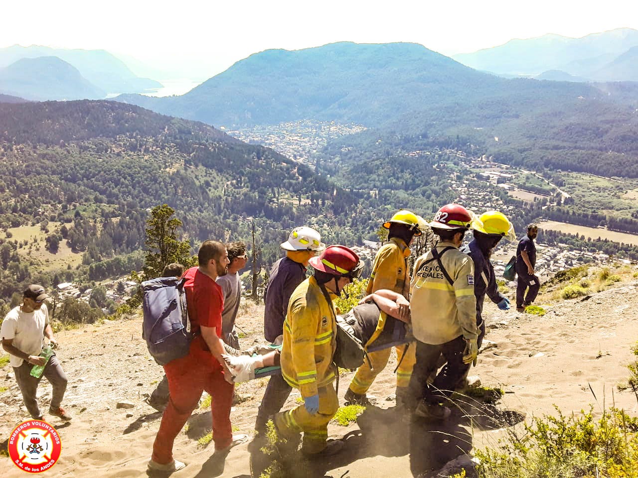 Los bomberos de San Martín de los Andes rescataron al parapentista de 36 años. (Gentileza FM del Lago).-