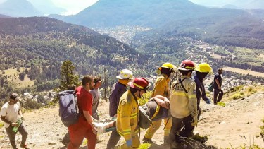 Los bomberos de San Martín de los Andes rescataron al parapentista de 36 años. (Gentileza FM del Lago).-