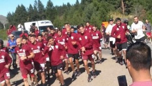 Los jugadores de River trotaron junto a los hinchas en San Martín
