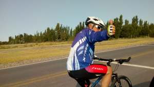 Regata: Juan Lascano, el palista que hace los enlaces en bicicleta