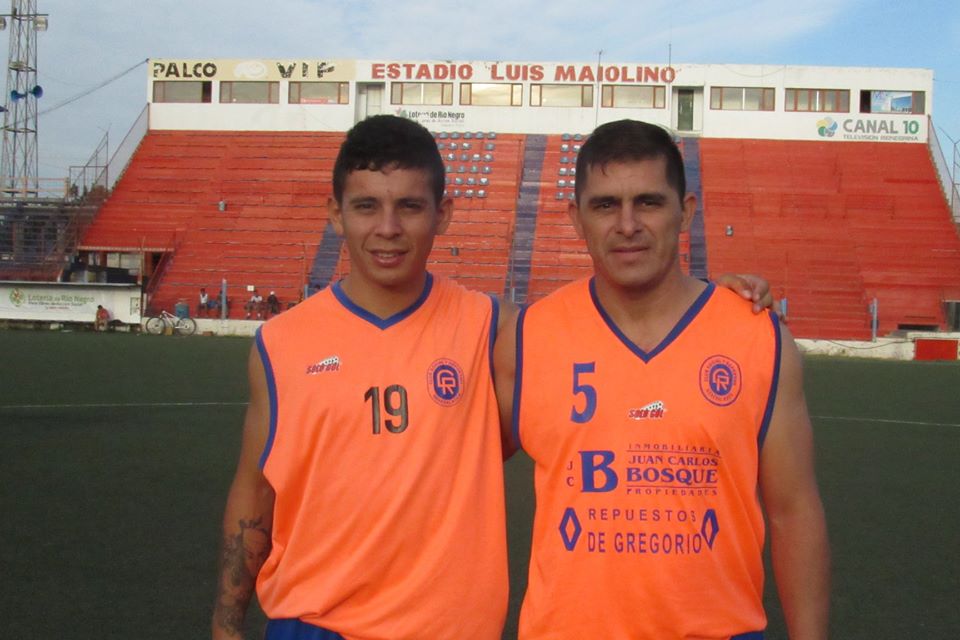 Brian Pérez y Leandro Ojeda llegaron del fútbol santafesino. (Foto: Facebook Deportivo Roca)