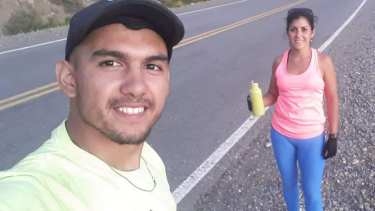 Una promesa llevó a Luciana y Walter a recolectar la basura al costado de la ruta. (Gentileza).-