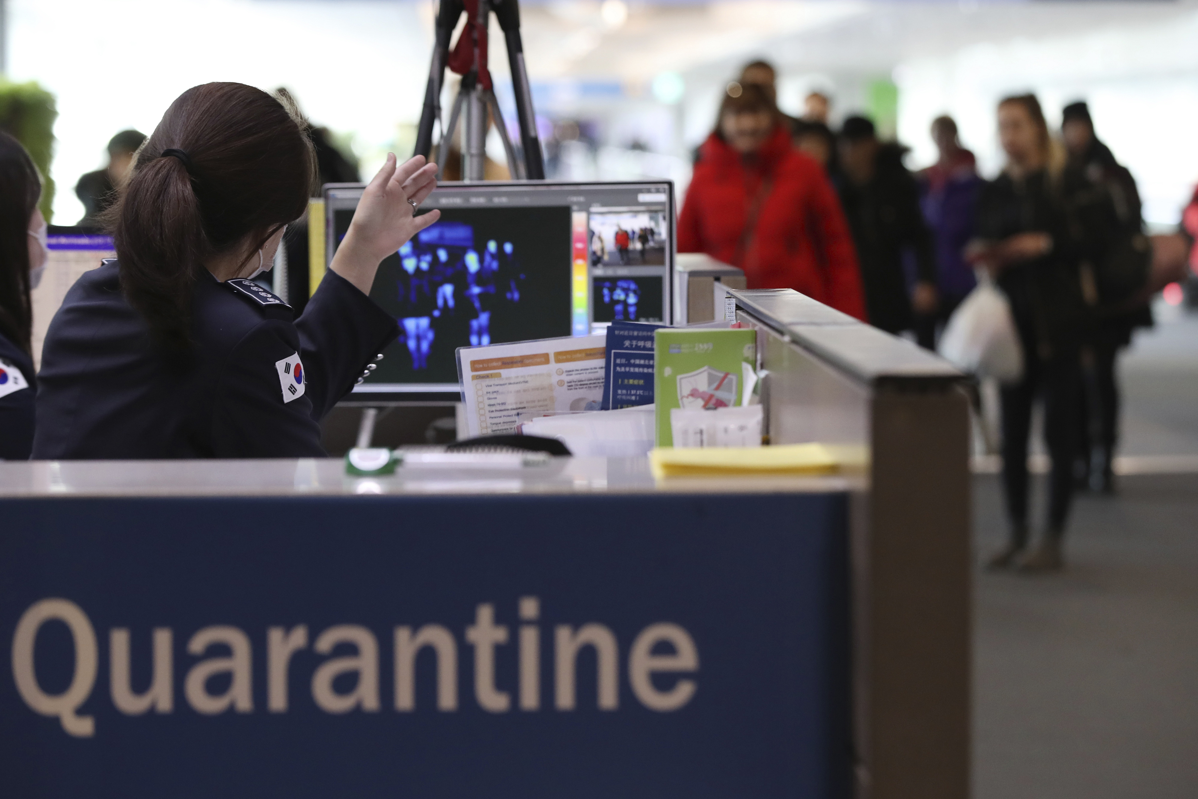En los aeropuertos de China se instalaron scanners corporales para medir la actividad del virus. (Foto AP)