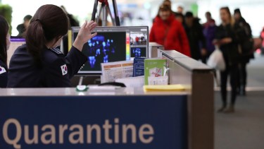 En los aeropuertos de China se instalaron scanners corporales para medir la actividad del virus. (Foto AP)
