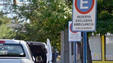 Las cuadras donde funcione un centro de Salud, estarán libres del estacionamiento pago (foto Archivo)
