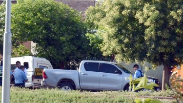 Cuando se produjo el operativo, la camioneta estaba estacionada cruzada en 12 de Setiembre y Asmar. Foto Yamil Regules