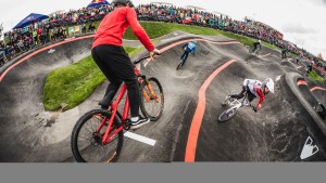 Riders del mundo compiten en el pump track de  Bariloche